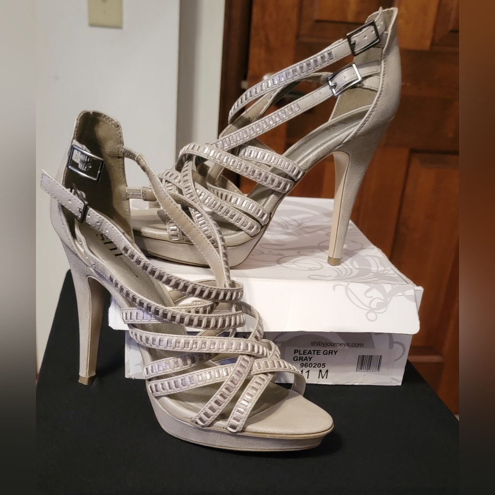 PLEATE GRAY HEELS W 11